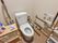 トイレ内には収納棚が複数あり、清掃用具が整えられている。トイレの操作ボタンは洗浄水の温度調整など、多機能が備わったタイプのものである。