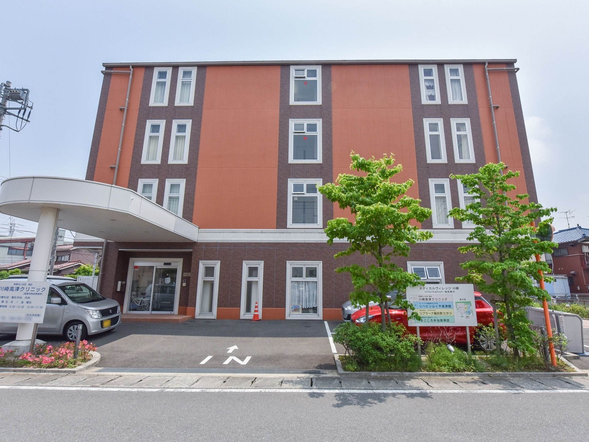 施設建物を正面から見たところ。敷地内は自動車で進入可能になっており、駐車用スペースも完備されている。