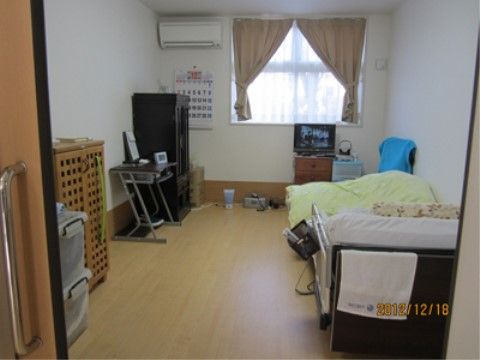 シンプルなつくりの居室。入口は引き戸になっているので車椅子でも安心。室内はゆったりしているので、愛用の物を置くこともできる。