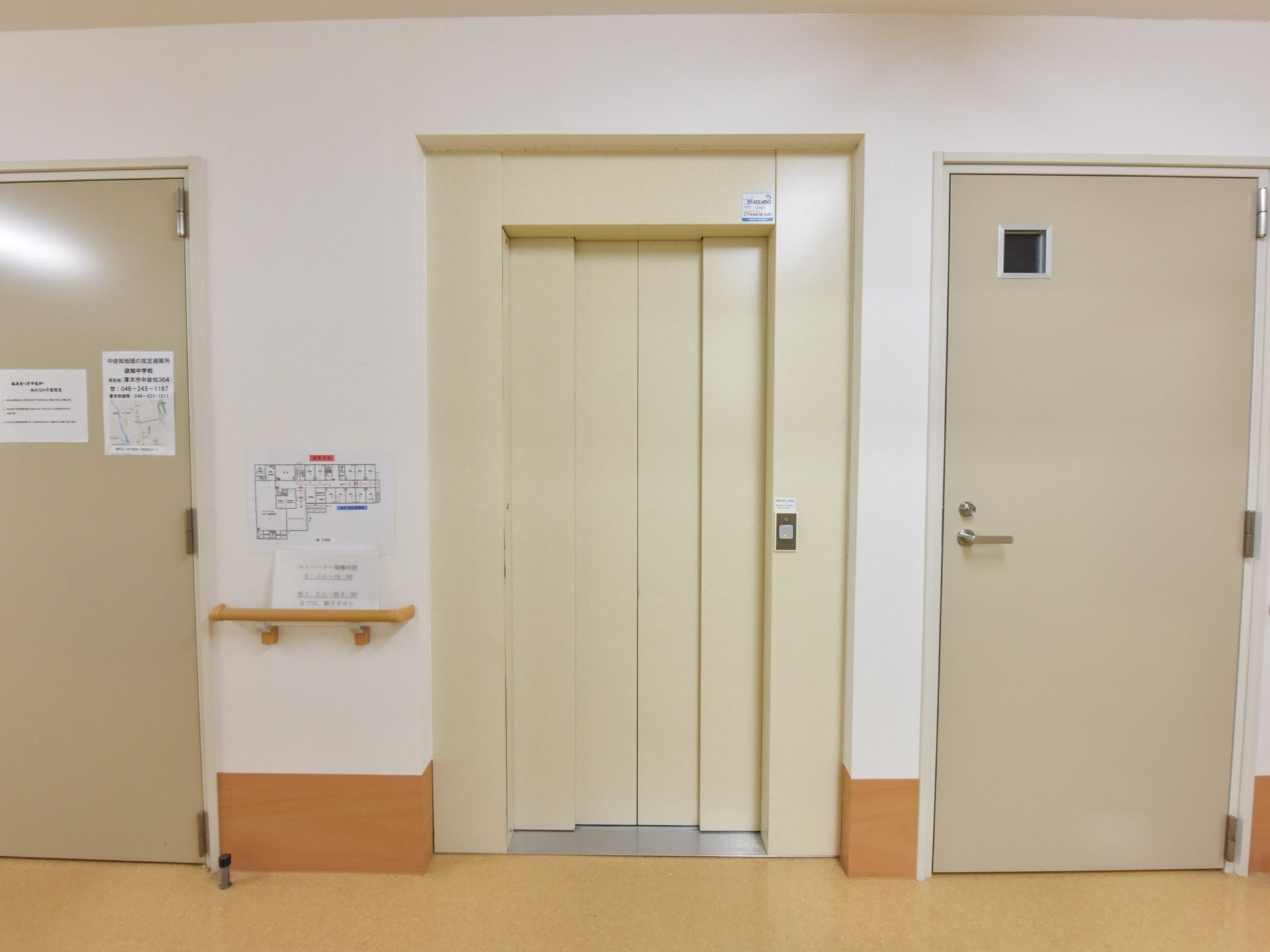 １基の車椅子対応エレベーターが館内に設置されている。扉横の壁には、案内図や手すりが取り付けられている。