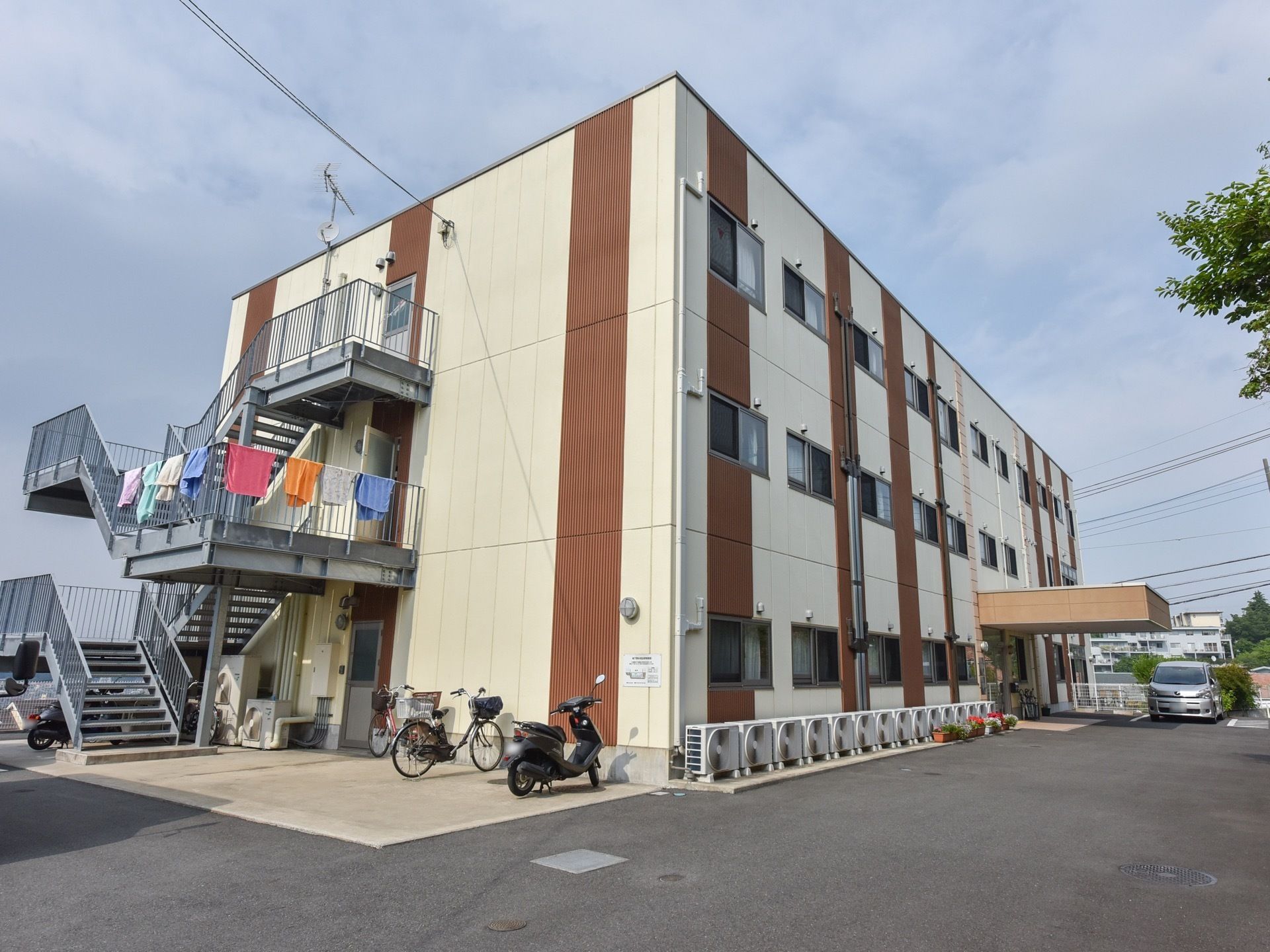 外観は白と赤のボーダーであるのが特徴である。3階建てで入り口の反対側には、螺旋階段がある。多くの窓からは涼しい風を受けることができる。