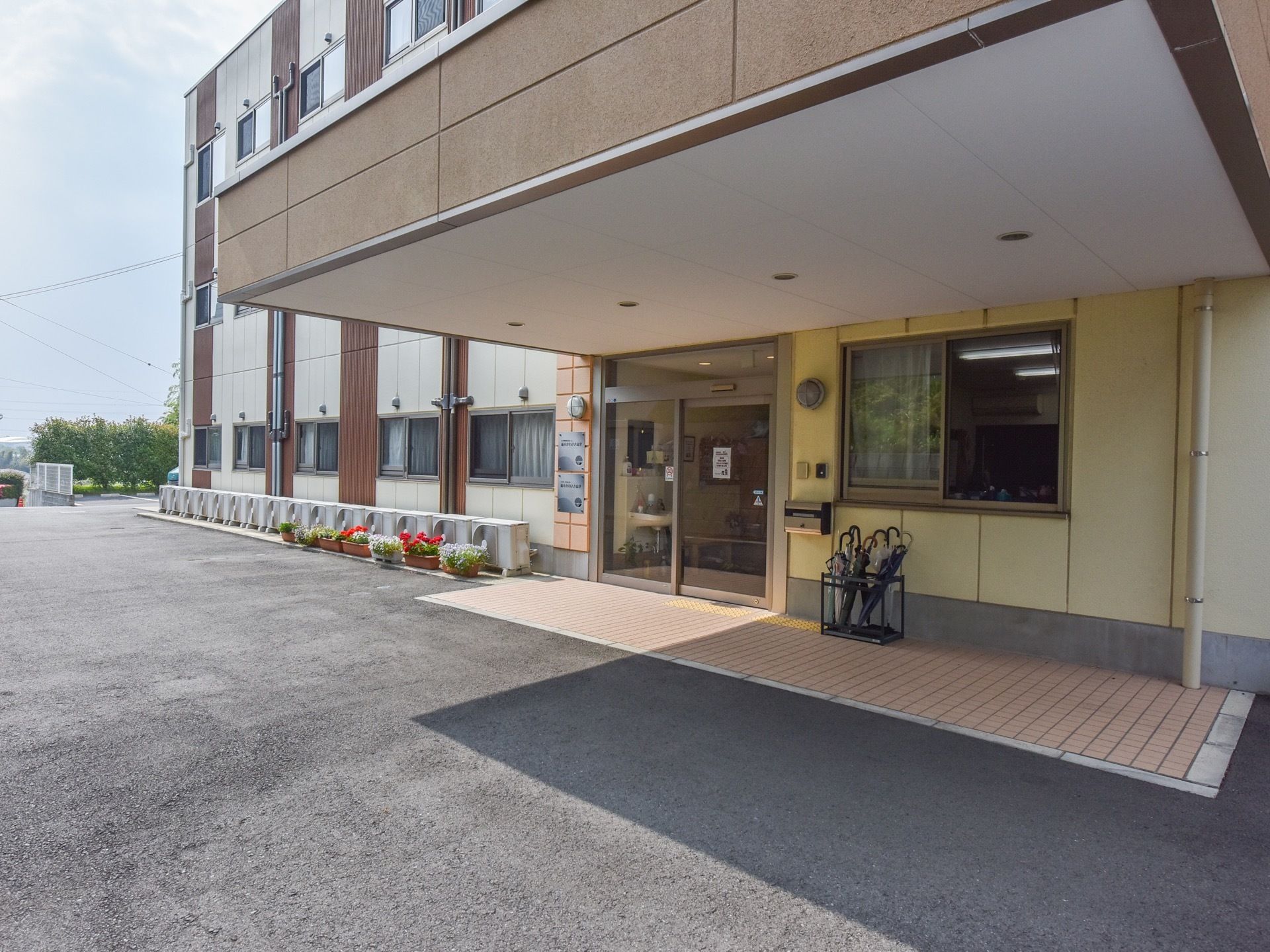 建物の入り口は平らで、車椅子をご利用の方もスムーズに進むことができる。駐車場も広く、入居者様を入り口付近に降ろすことができる。