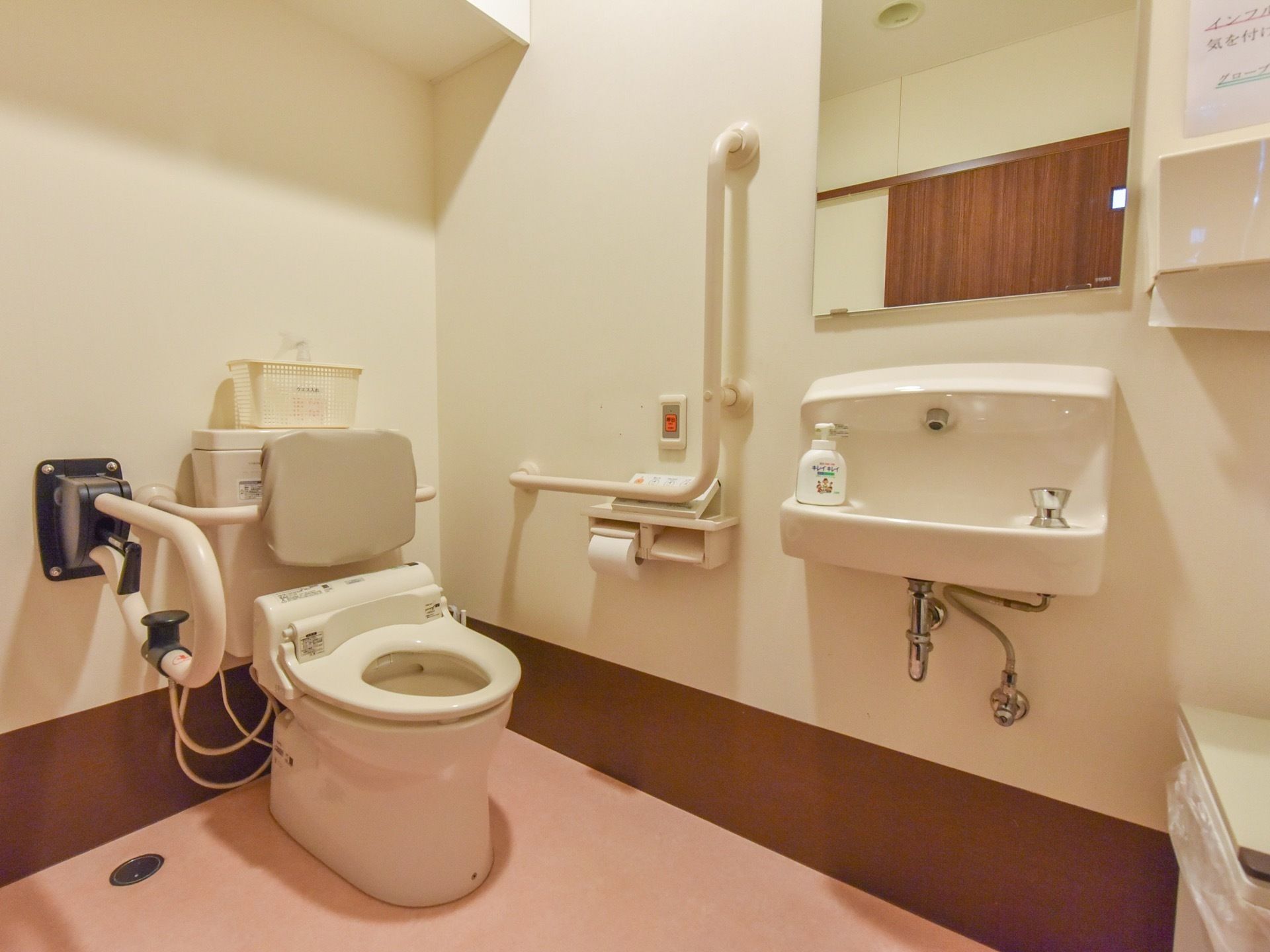 トイレは広いスペースがあるので、車椅子をご利用の方は便座の近くまで車椅子で進むことができる。手すりも完備されている。