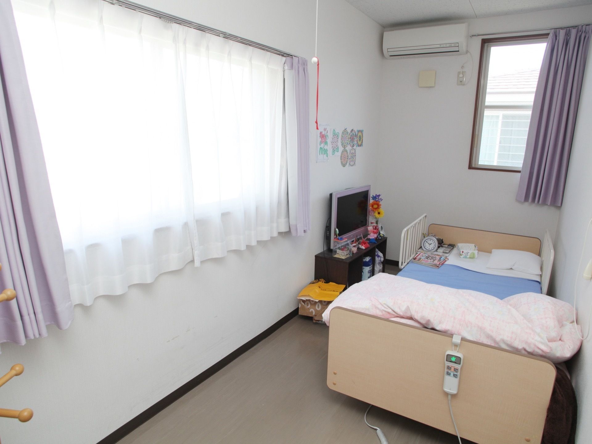介護専用ベッドを備え付けた、明るい居室である。テレビを設置しており、好きな時間に番組を楽しむことができる。