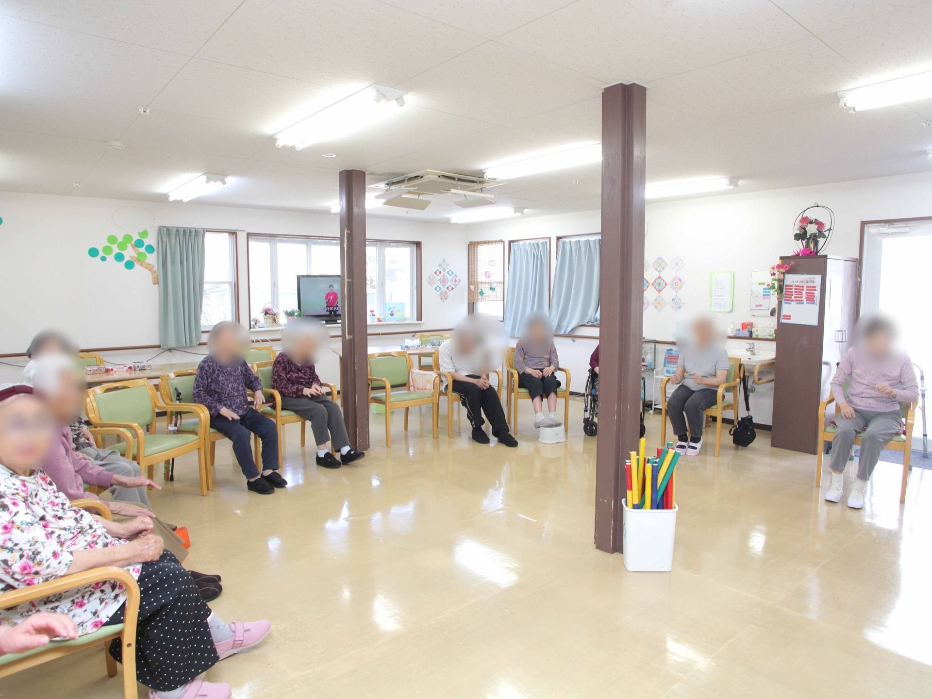 イベントや交流の場として利用される共有スペース。入居者様同士の顔が見られるよう、椅子が円形に並べられている。