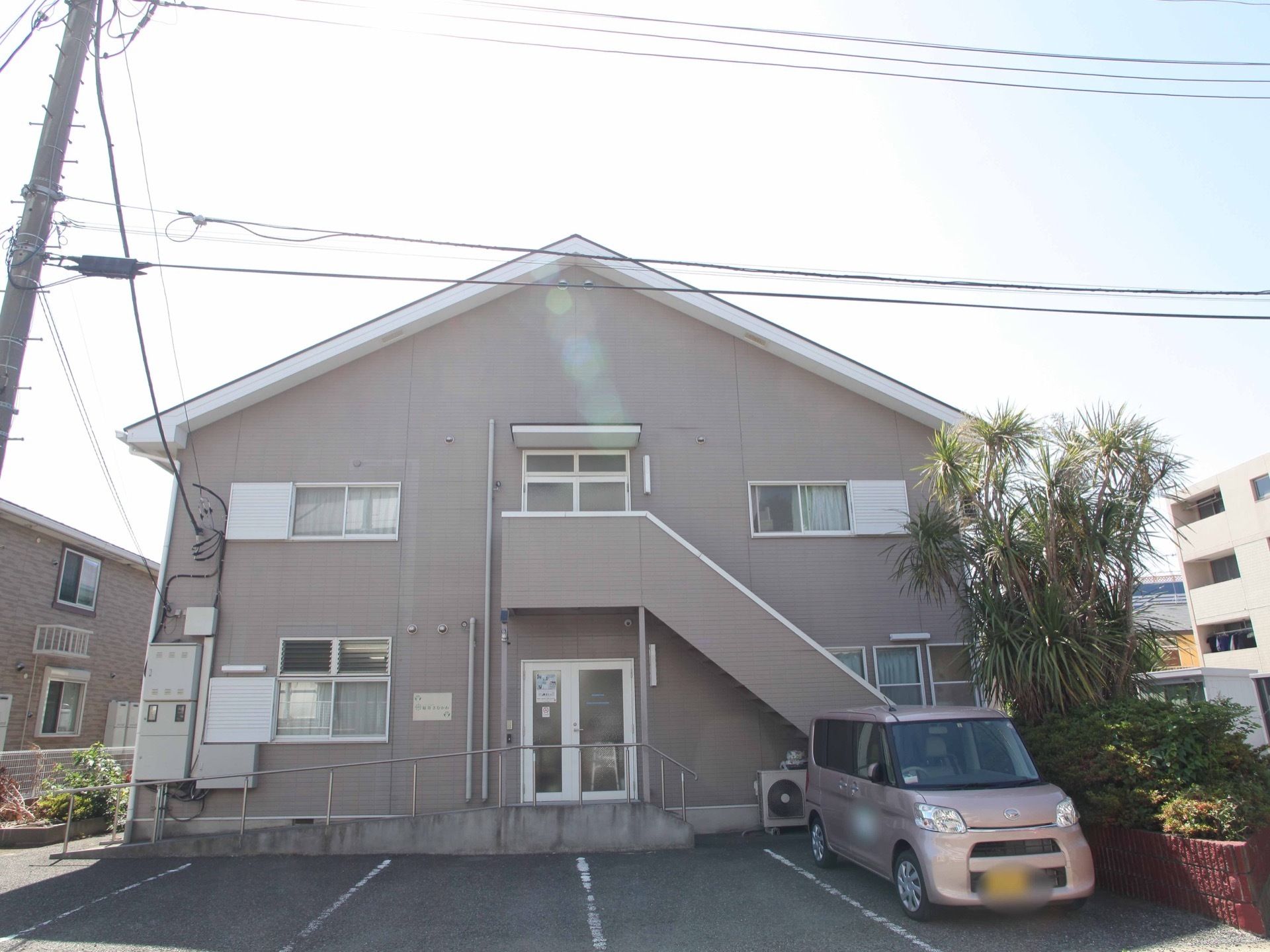三角屋根の存在感ある建物である。ゆるやかなスロープを設置。真正面には複数台停められる、駐車場が完備されている。