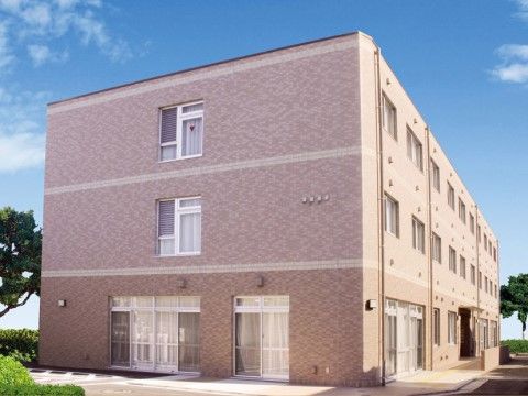 明るいラベンダー色と茶系色でツートンに配色されたシックな３階建て施設