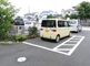 介護施設のエントランスと駐車場