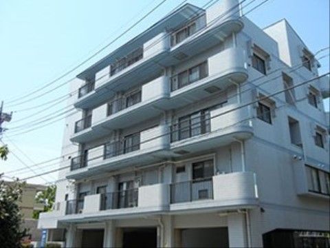 住宅型有料老人ホーム福寿よこはま栄の外観。大きな駐車所うを完備しておりますので、ご来訪の際はお車でのお越しが出来ます。