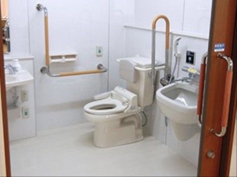 住宅型有料老人ホーム福寿よこはま栄のトイレ。車いすでのご利用が楽に行える広々とした共用トイレとなっております。