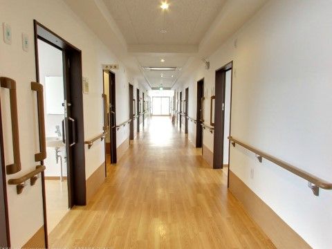 住宅型有料老人ホーム福寿よこはま栄の廊下。明るく見通しが良い廊下では、夜間お一人でのご通行も安心して行えます。