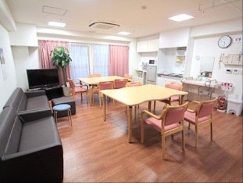 住宅型有料老人ホーム福寿よこはま栄の食堂。毎日沢山の入居者様で多いに賑わう、楽しいお食事風景となっております。