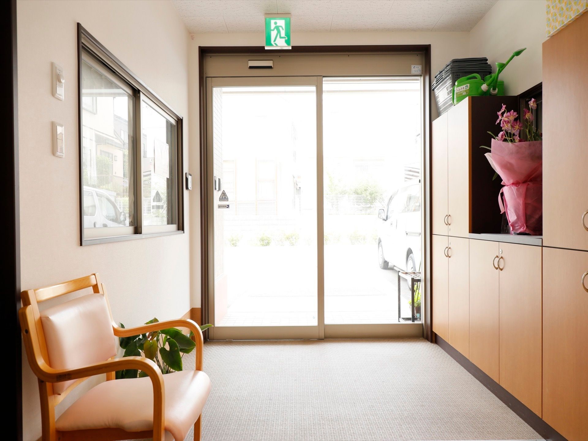 明るくゆったりとした広さの玄関の中は、靴箱の上の鉢植えが美しく、靴箱には扉がついているのですっきりとしている。