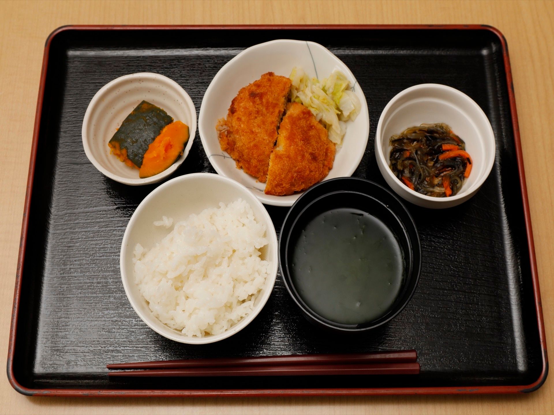 入居者様の健康を考えられた食事で、家庭料理のように温かみがある。量も食べやすいように工夫されている。
