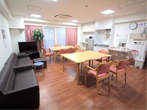 簡単な調理もできるソファーやテーブル、洗面台なども設置された共用スペース