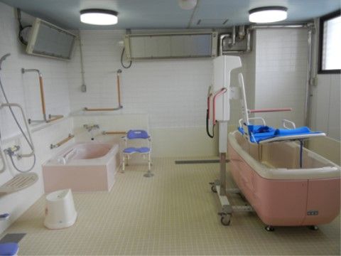 施設内には広々とした浴室があり、リフトがついた介護用入浴機器が置かれている。また天井には、ヒーターを設置している。