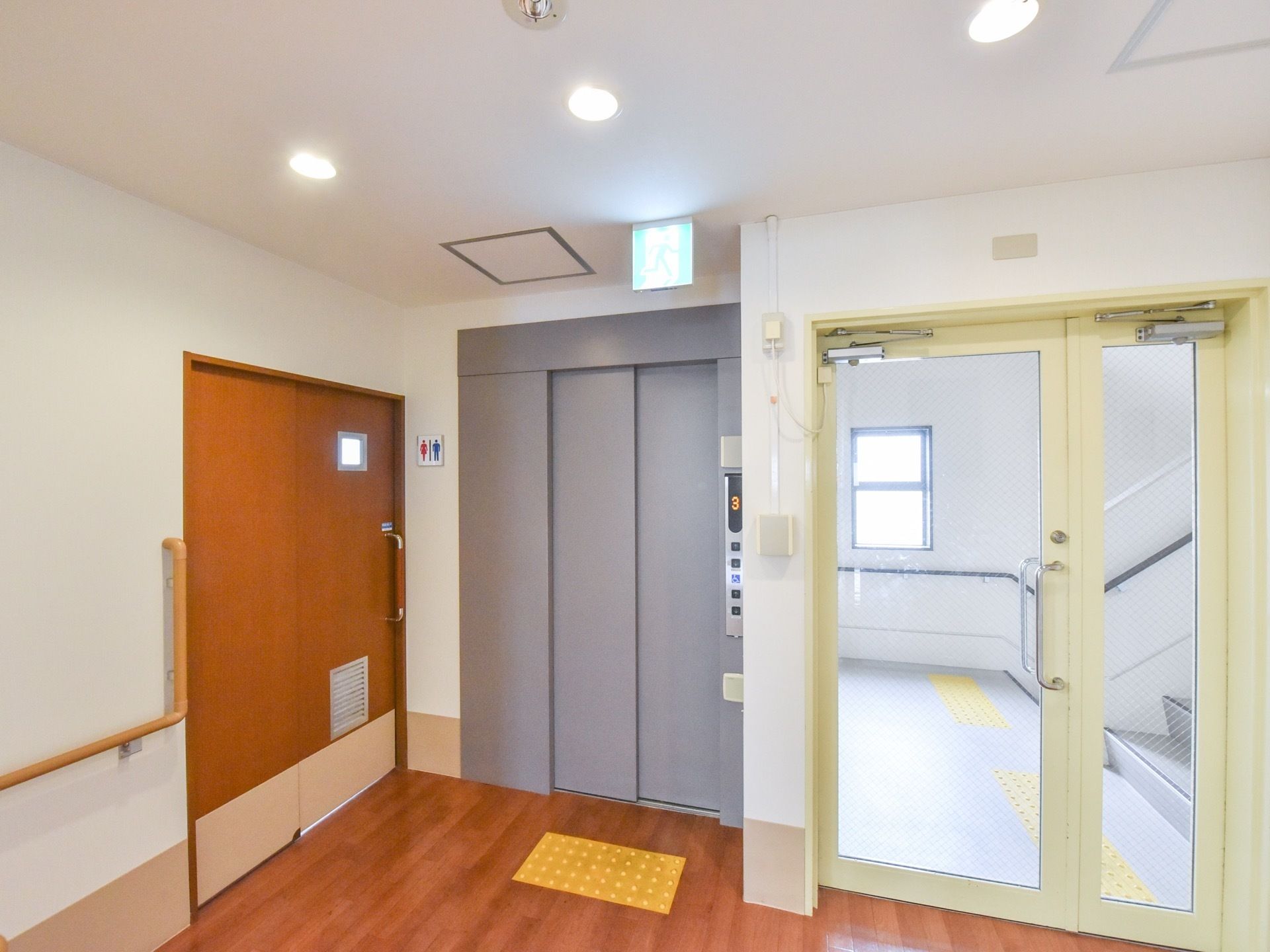 エレベーターの前には、点字ブロックがあり、すぐ近くにトイレがある。フロアに段差がないため、移動が楽にできる。