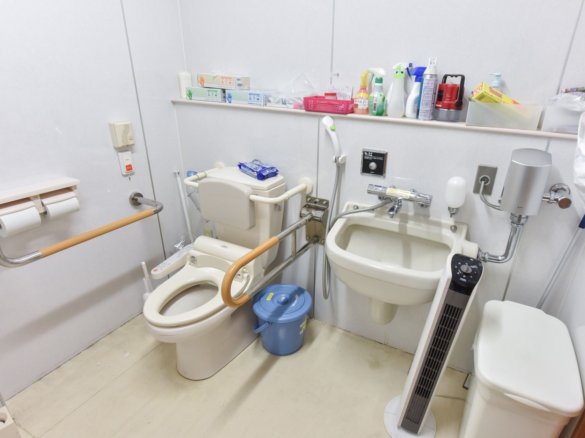 壁にはL字型、トイレの隣には可動式の手すりが備え付けられたオストメイト対応のトイレとなっている。呼び出しボタンもついている。