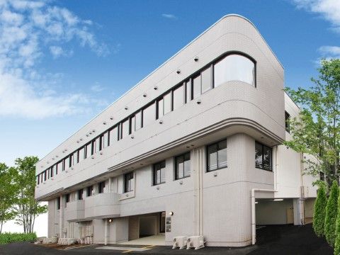 広い玄関前スペースと角がラウンドしたおしゃれなデザインが特徴の施設
