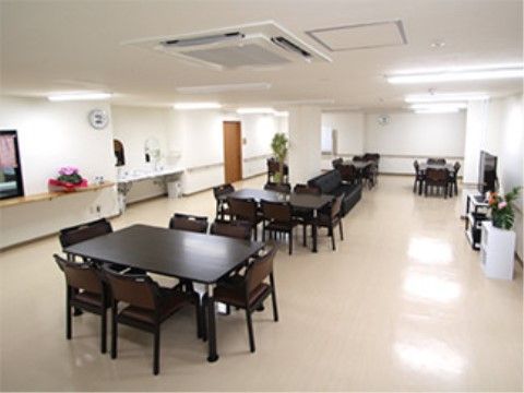 広いリビングには複数のテーブルセットやソファ、大型のテレビが配置されている。入居者様同士、楽しい団らんのひと時を過ごしていただける。