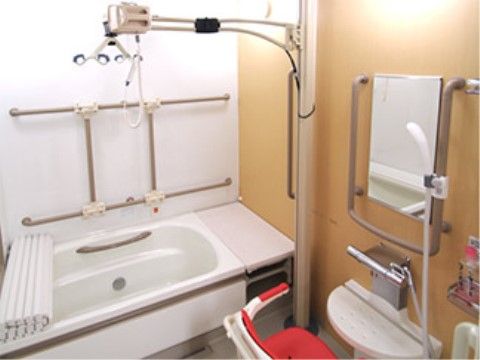 個浴室には随所に手すりが備わっているので、お一人でも安心して入浴していただける。足腰に負担の少ないシャワーチェアも置かれている。