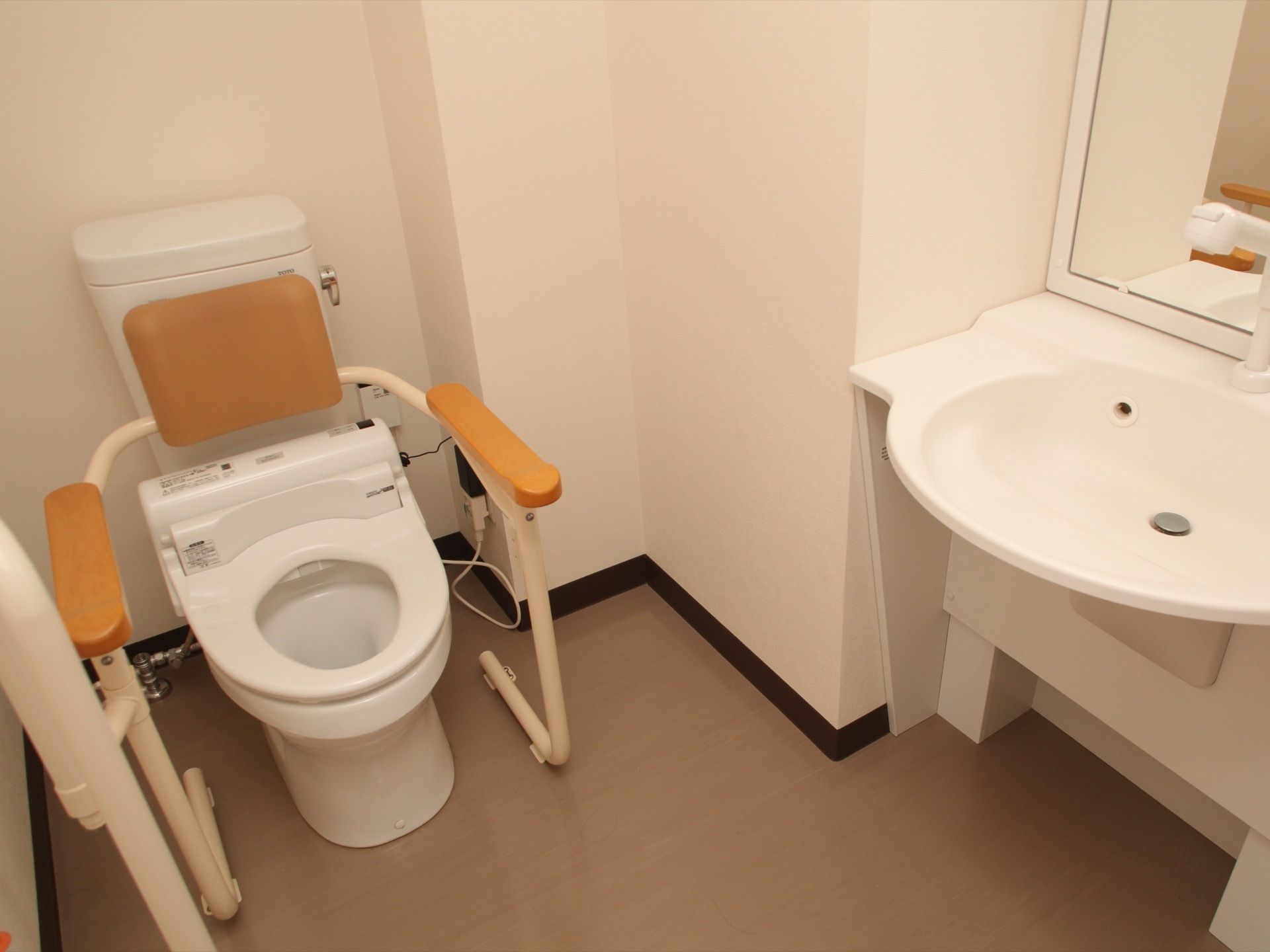 トイレには洗面台を備えている。洗面の縁は丸味を帯び、足元の当たらない造りになっている。便座には、背もたれとひじ掛けを取り付けている。
