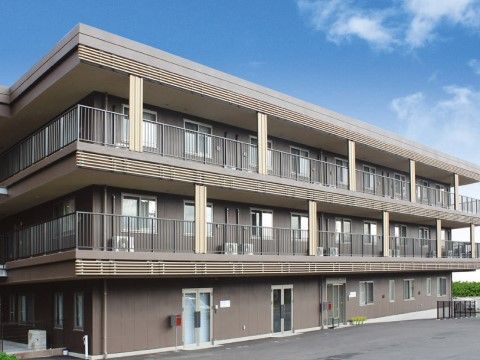 サービス付き高齢者向け住宅福寿はちおうじ美山の外観。大きな駐車場を完備しております。ご来訪の際はお車でのお越しが出来ます。