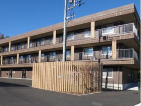サービス付き高齢者向け住宅福寿はちおうじ美山の外観。車いすでのご利用が楽に行えるよう、施設周辺はきれいに舗装されております。