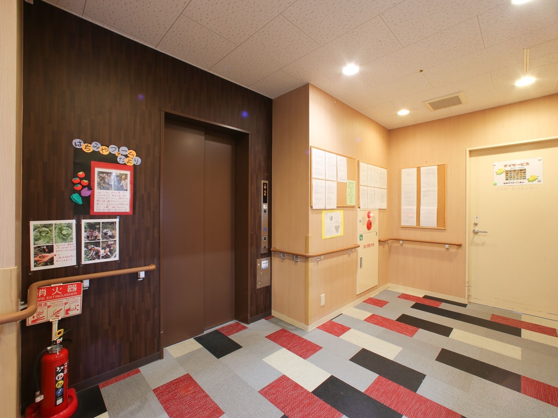 フロア間の移動などで入居者様にご利用いただけるエレベーターを完備している。エレベーター入り口周辺には手すりも設置されている。