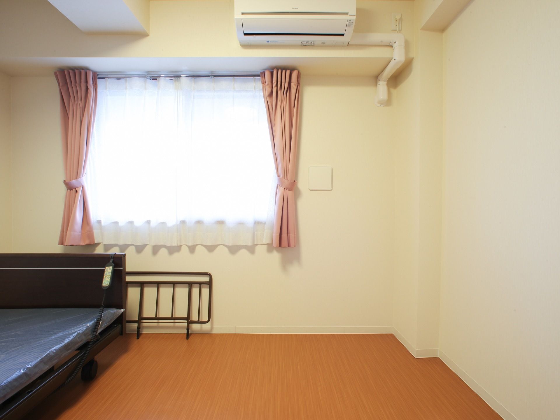 入居者様の居室はフローリングで清潔感のあるお部屋となっている。エアコンも完備されており、快適にお過ごしいただける。
