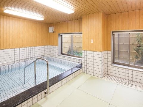エイジ・ガーデン北加賀屋の浴室。大きな浴槽で手足を伸ばしながら、ゆっくりとご入浴をお楽しみいただえｋます。