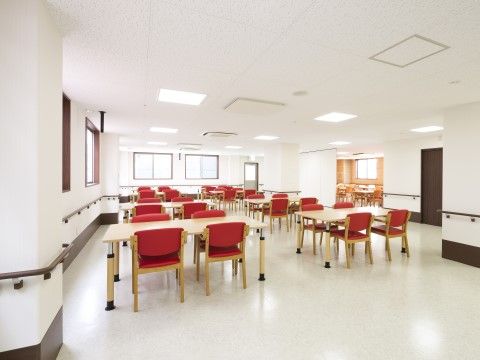 エイジ・ガーデン北加賀屋の食堂。毎日多くの入居者様で賑わう、楽しい食事風景となっております。