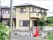 施設の建物は2階建てで、上階にはベランダが設置されている。外周には白いワイヤー製のフェンスがあり、内側に木が植えてある。