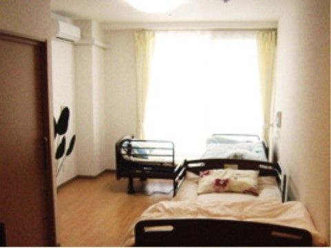 大きな窓から差し込む光が明るく室内を照らす開放的で機能的な居室