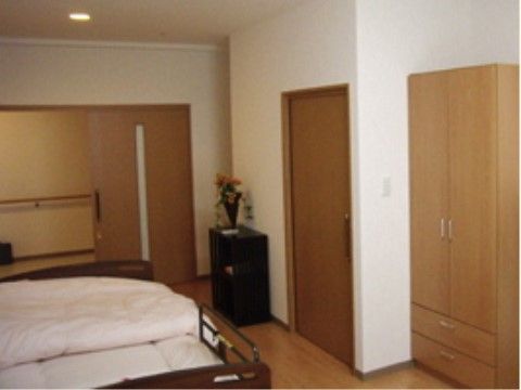 「リビングとくしま県庁前」の居室３。横開きドアは車椅子の方も動きやすくなっている。