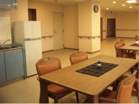 「リビングとくしま県庁前」の共用スペース。自由な時間を人と過ごせる。