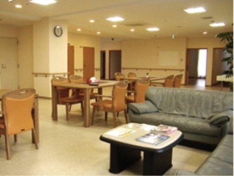 「リビングとくしま県庁前」の共用スペース２。ロングソファーがある、大きな共有スペースでくつろぎを。