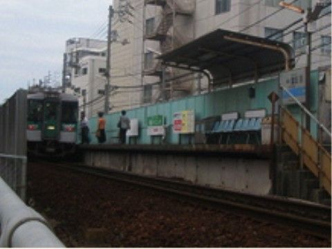 {リビングとくしま県庁前}の周辺の駅。懐かしさ漂わせる、小さな駅。近くに公共の乗り物があると便利。