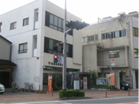 {リビングとくしま県庁前}の周辺の郵便局。預貯金の手続きが近くにあり、不自由が無い。