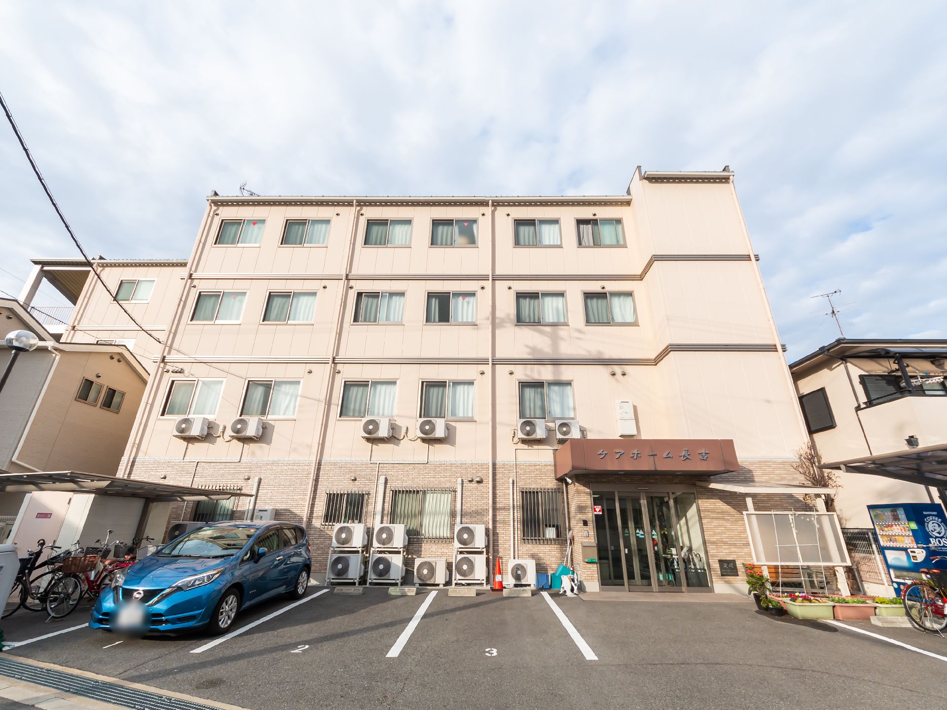 施設の入り口から見た、斜施設全体の外観