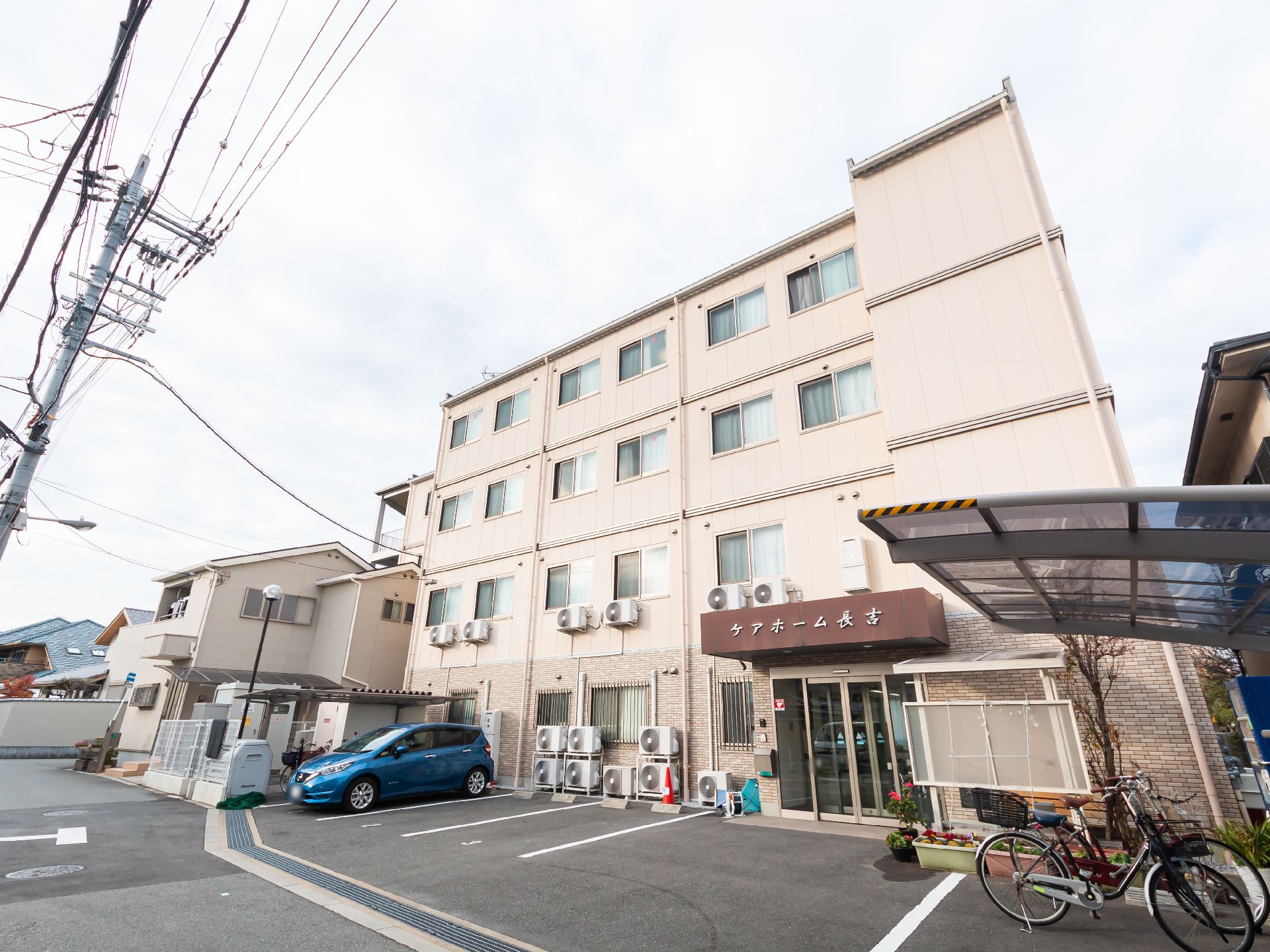 ４階建ての建物で、落ち着いた色合いでお洒落な外観