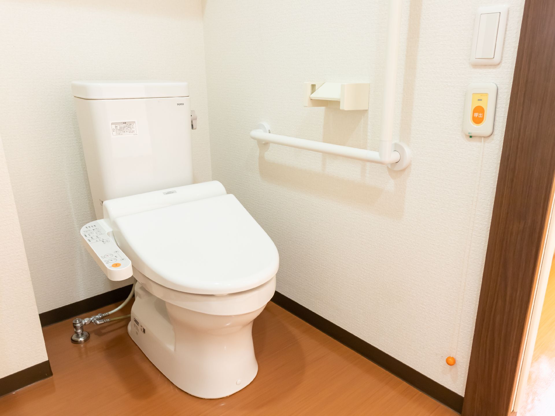 手すりが設置され、車椅子を利用している方も使いやすい洋式トイレ