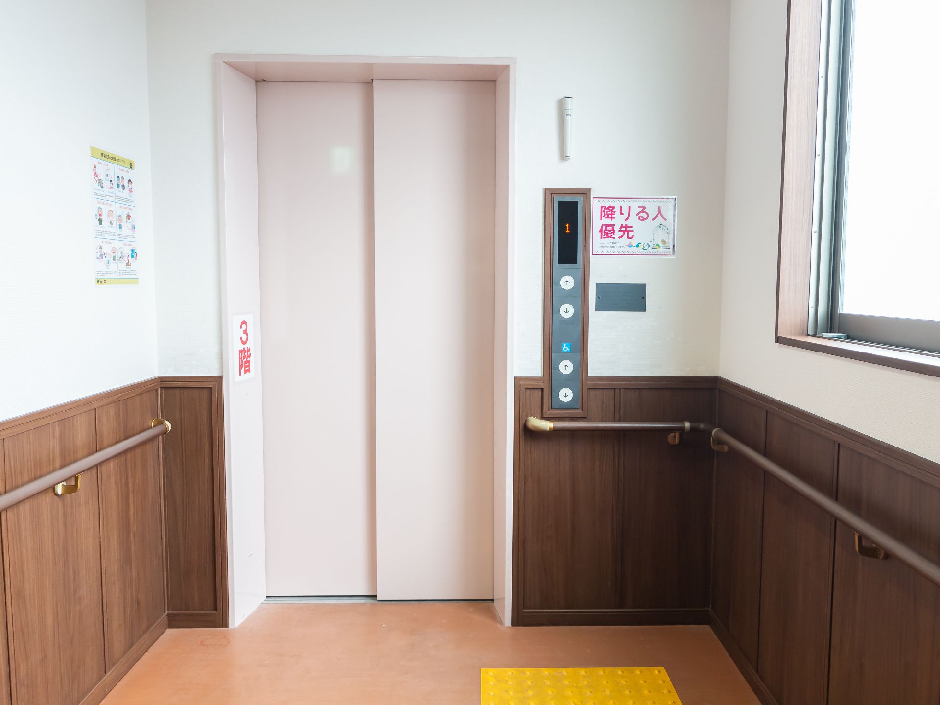 車椅子の人のために手すりが設置されているエレベーター