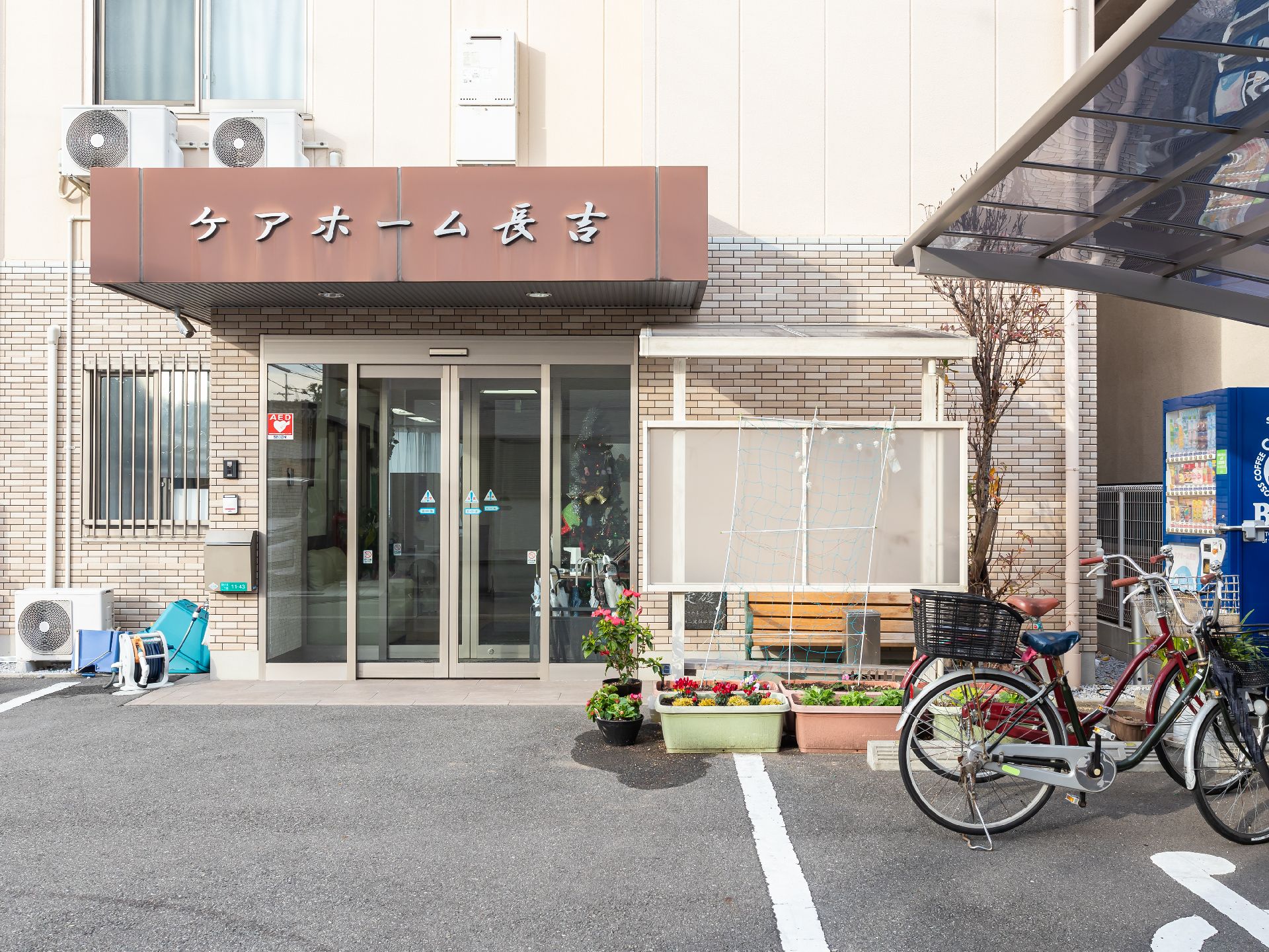 バリアフリー完備で手すりが行き渡っている玄関