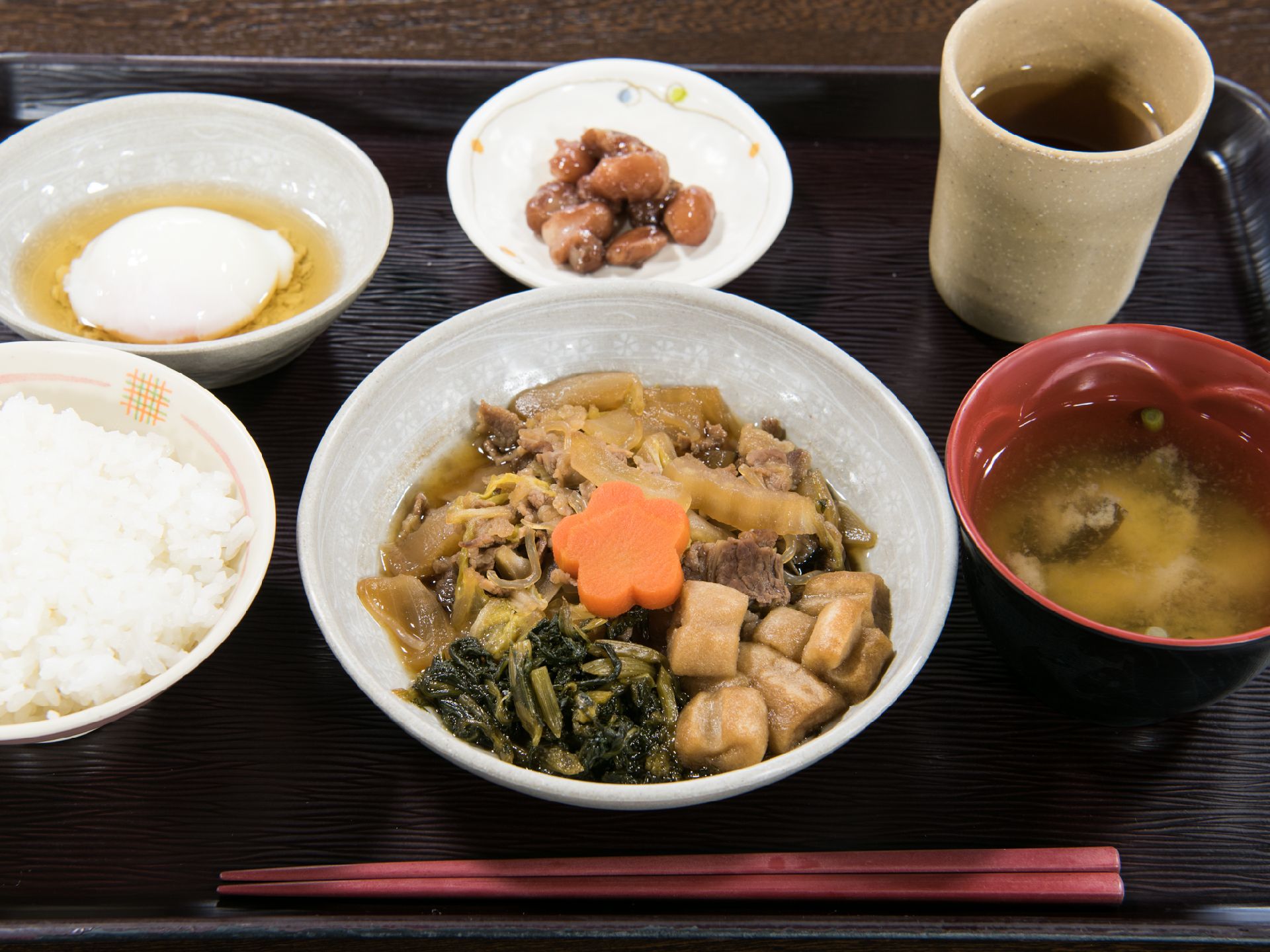 食事は、利用者の方の健康を第一に考えバランスのとれた、家庭的な味で作られ、刻みやペーストなど、利用者の体調に合わせた加工にも対応します。