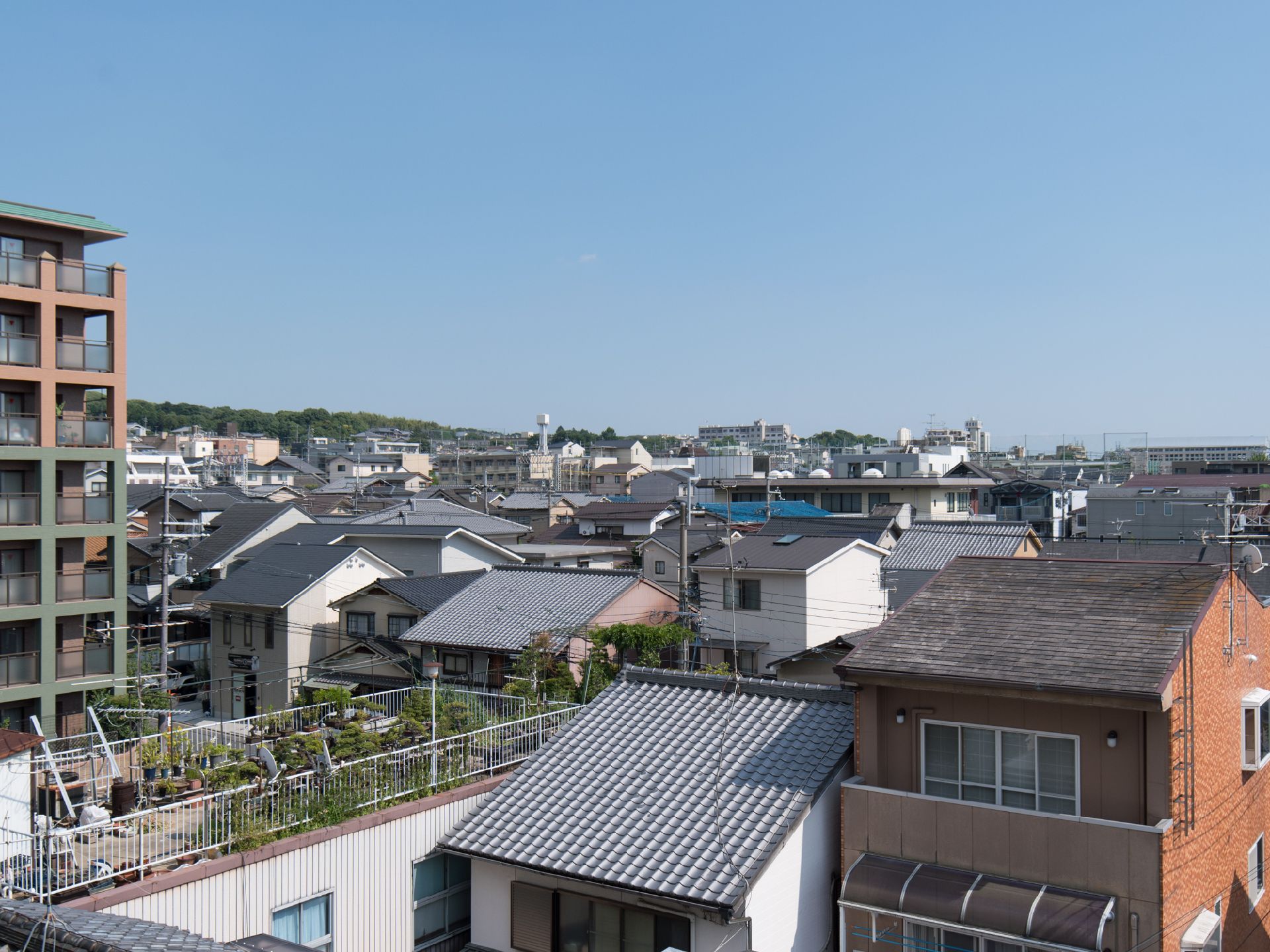 施設は街の中心部にあるため、高層のマンションや建物がいくつか周囲にある。この施設もその中の一角として街並みに溶け込んでいる。