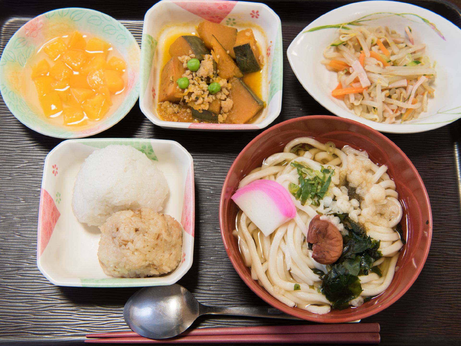 食事は日替わりでメニューが変わり、ごはんに副菜、小鉢が2品とフルーツなどのデザートがついたセットが一般的になっています。