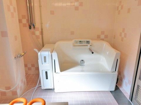 「リープ楠木苑」の機械浴室。介護が必要な方も安心して利用する事が出来る。