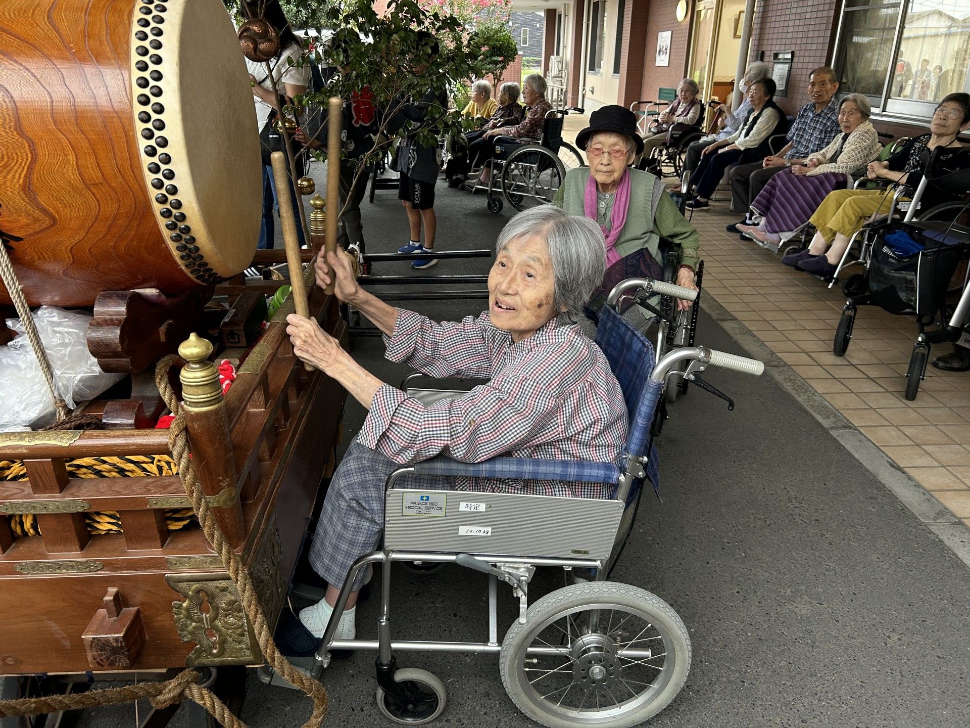 和太鼓を楽しむ高齢者たち