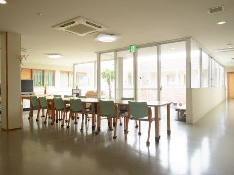 「サービス付き高齢者住宅 ほがらか」の食堂。清潔感のある食堂は、食べていて気持ちいい空間を施している。